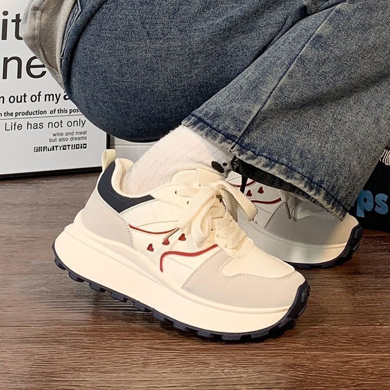 Damen Plateau‑Sneaker im Retro‑Trail‑Look mit Herz‑Ziernähten und grober Profilsohle – Névara
