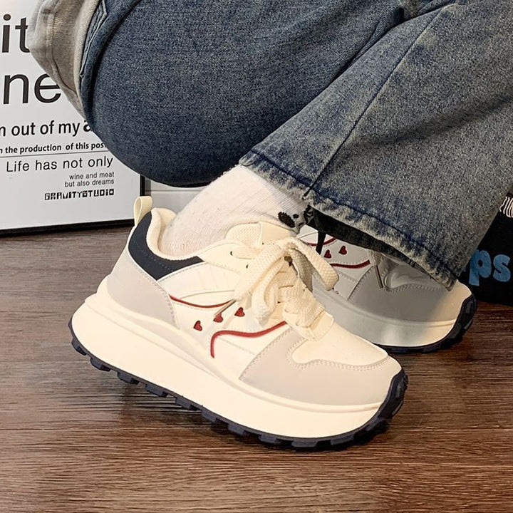 Damen Plateau‑Sneaker im Retro‑Trail‑Look mit Herz‑Ziernähten und grober Profilsohle – Névara