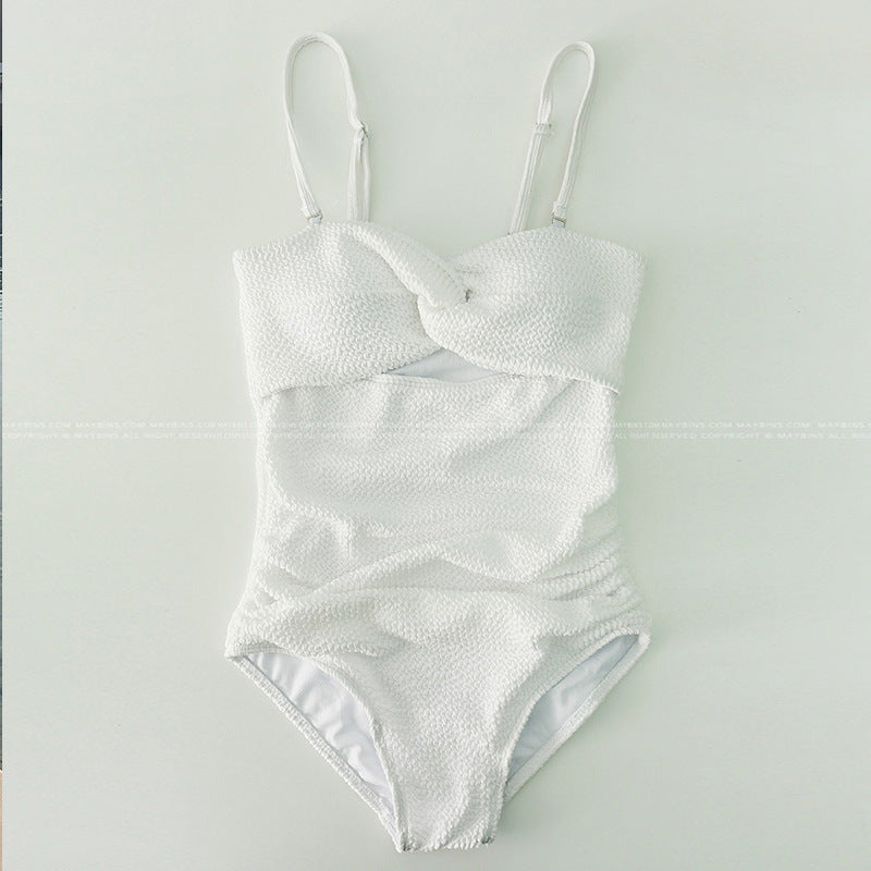 Damen Einteiler Badeanzug mit elegantem Wickeldesign und modischen Rüschendetails Echo Archiv