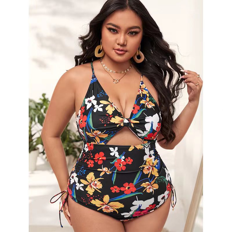 Damen Einteiler Badeanzug mit modischem Cut-Out und buntem geometrischem Design Echo Archiv