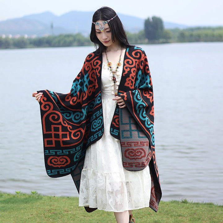Damen Oversize-Jacquard-Umhang mit ethno-inspiriertem Ornamentmuster Echo Archiv