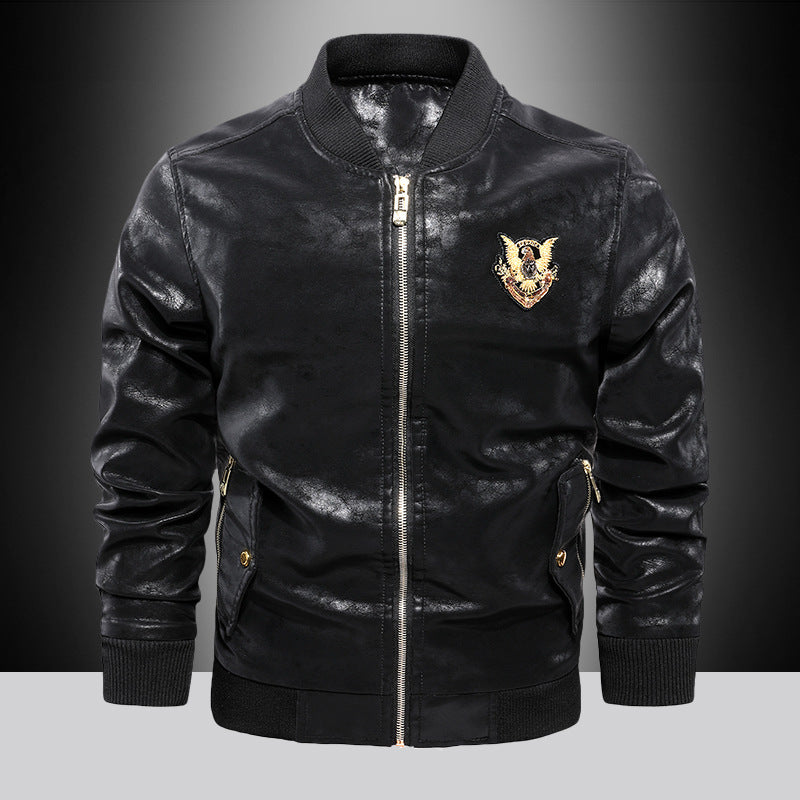 Herren Lederoptik Bomberjacke mit Stickbadge, Rippbündchen und Gold-Details – Brevano