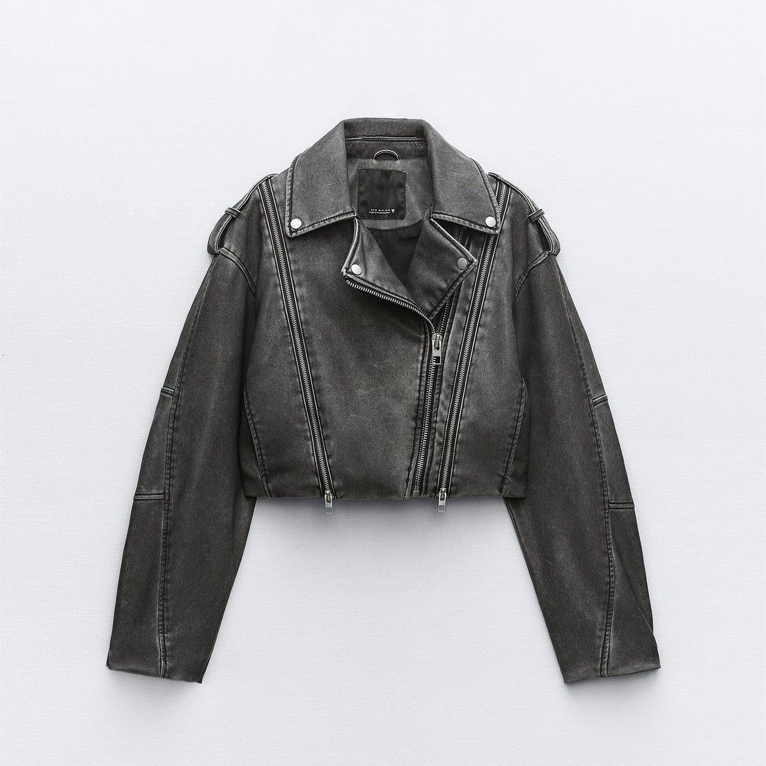 Damen Kurz geschnittene Bikerjacke aus Kunstleder mit asymmetrischer Reißverschlussfront und Oversized‑Boxy‑Silhouette Echo Archiv