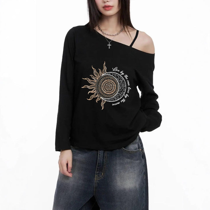 Damen lässiges Off-Shoulder Langarmshirt mit asymmetrischem Ausschnitt und detailliertem Sonnen-Mond Mandala-Print – Avérine