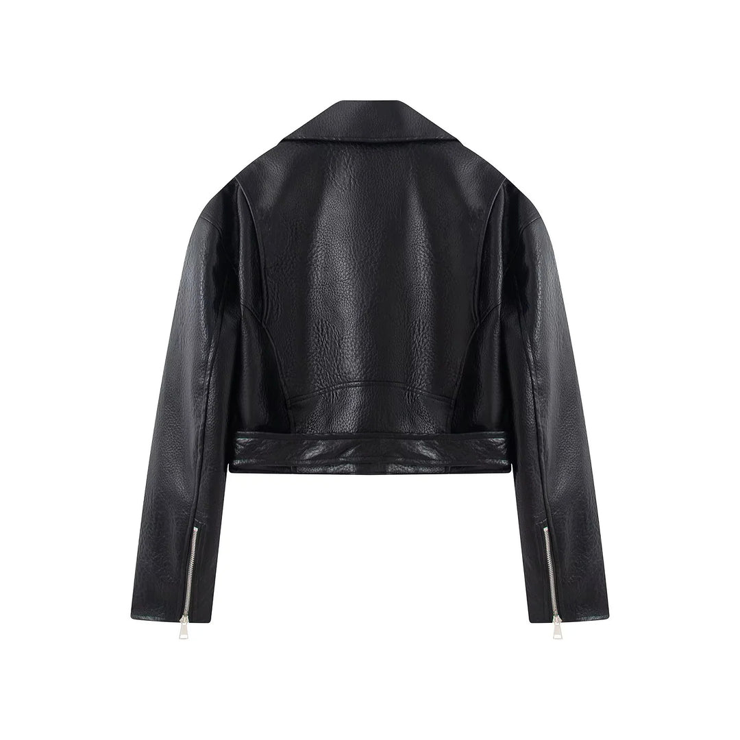 Damen cropped Bikerjacke aus veganem Lederimitat mit asymmetrischem Reißverschluss und Taillengürtel – Célinea