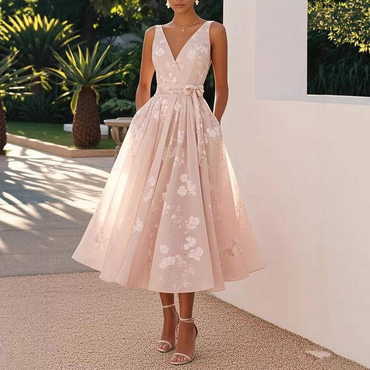 Damen Elegantes Blumenkleid mit tiefem V-Ausschnitt und Taillengürtel Echo Archiv