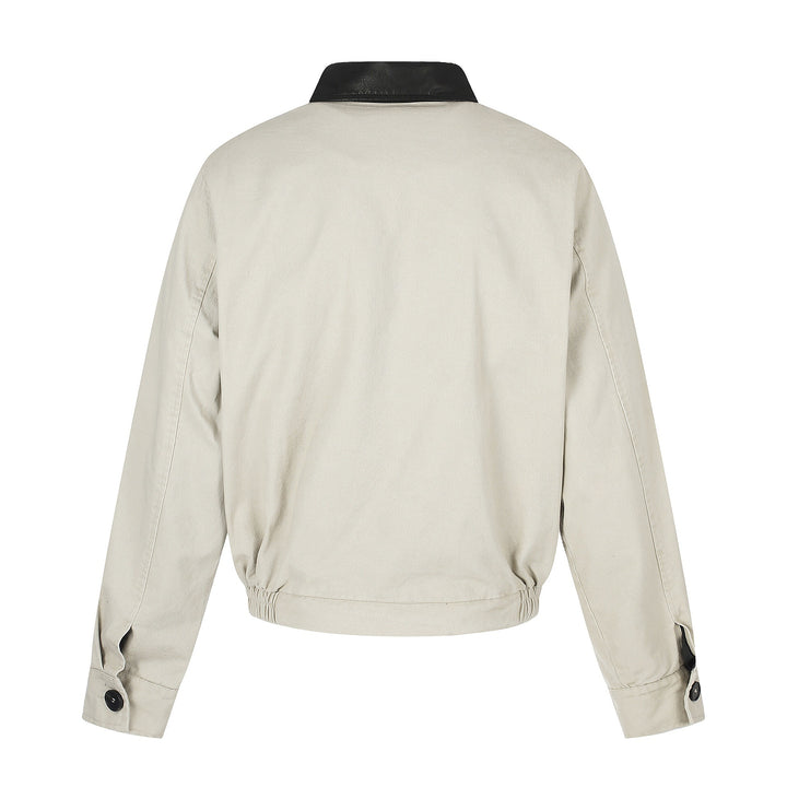 Herren Kurz geschnittener Boxy-Blouson mit asymmetrischer Knopfleiste, Taillengürtel und Kontrastkragen Echoarchiv