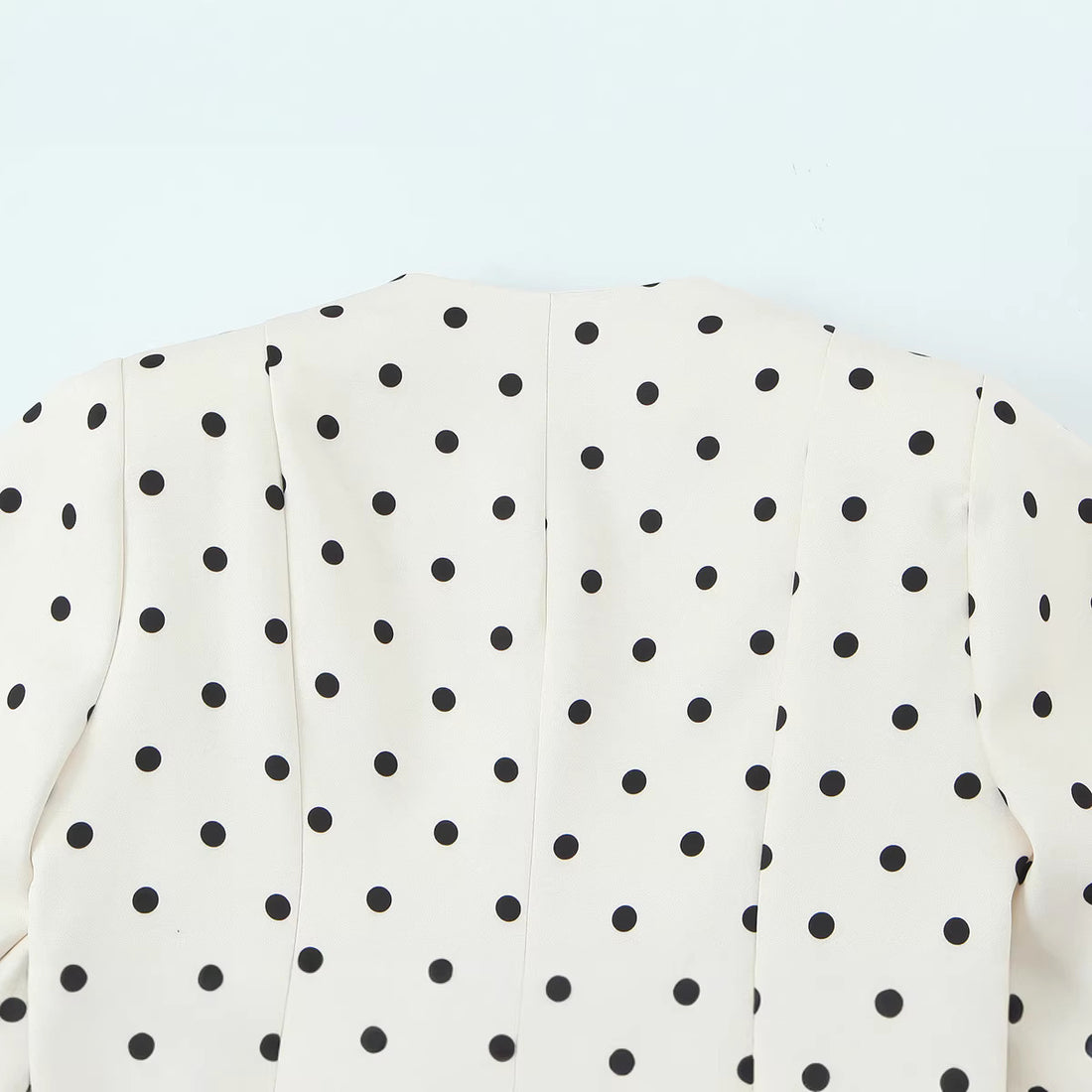 Damen Taillierte Polka‑Dot Blusenjacke mit Volumenärmeln und goldenen Schmuckknöpfen Echoarchiv