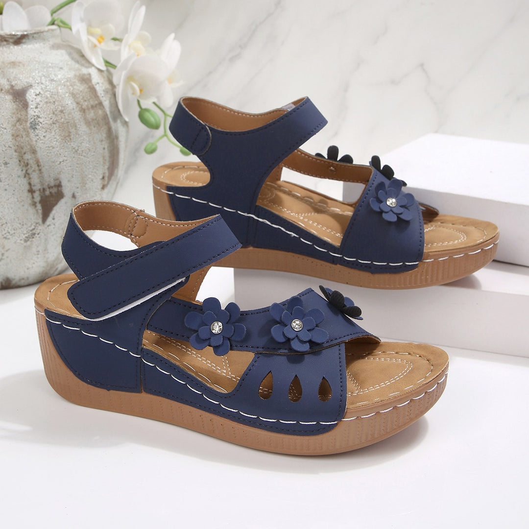 Damen Komfort-Wedgesandalen mit verstellbarem Klettverschluss und Blütenapplikation – Sorelia