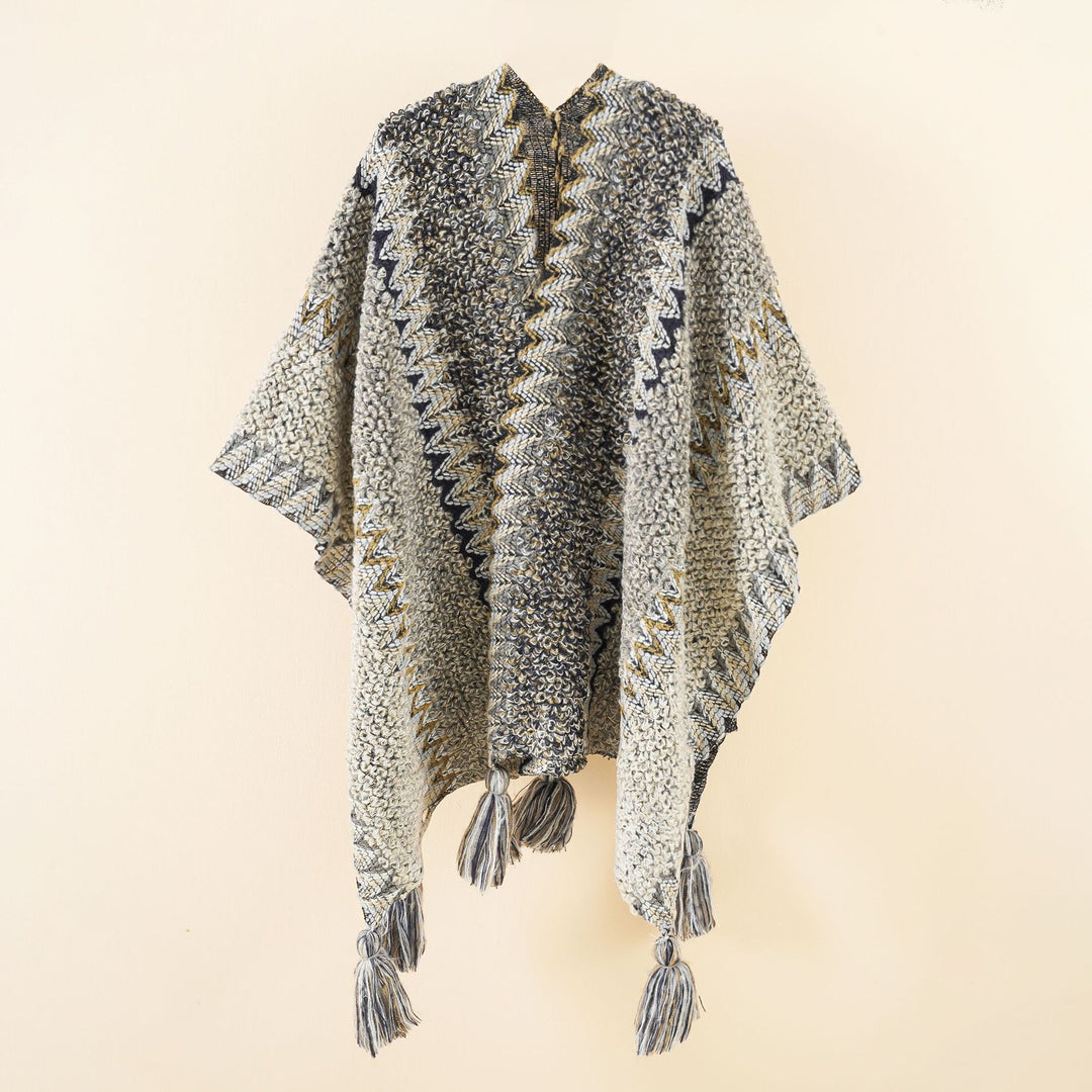 Damen Kurzponcho aus Bouclé-Strick mit Zickzack-Jacquard und Quasten – Avérine