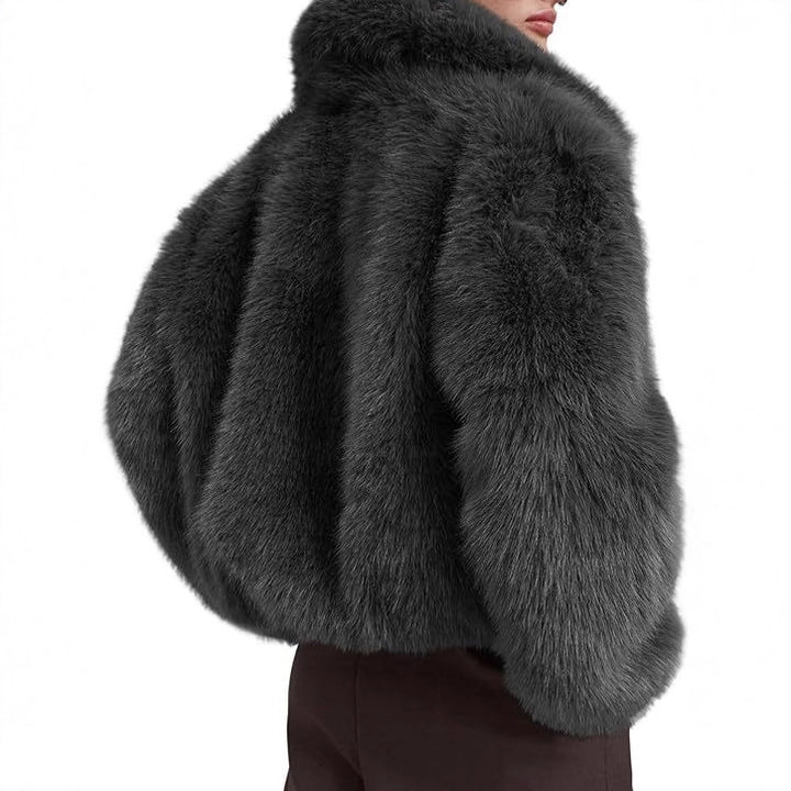 Damen Kurze Boxy‑Faux‑Fur‑Fliegerjacke mit dichtem Hochflor und breitem Umlegekragen Echo Archiv