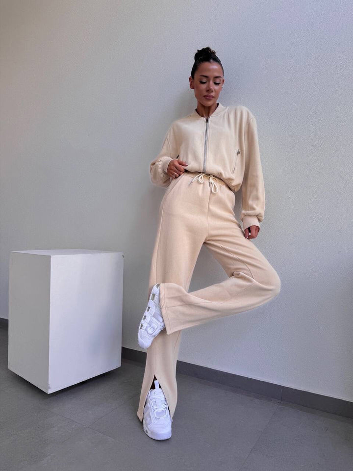 Damen weiches Velours-Zweiteiler mit kurzem Reißverschluss-Bomber und High-Waist-Hose mit Bein-Schlitz – Avenza