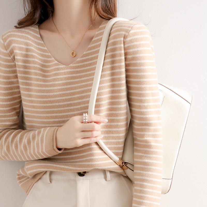 Damen Zarter Streifen-V‑Ausschnittpullover aus feinem Rippstrick mit weichem Fall Echoarchiv