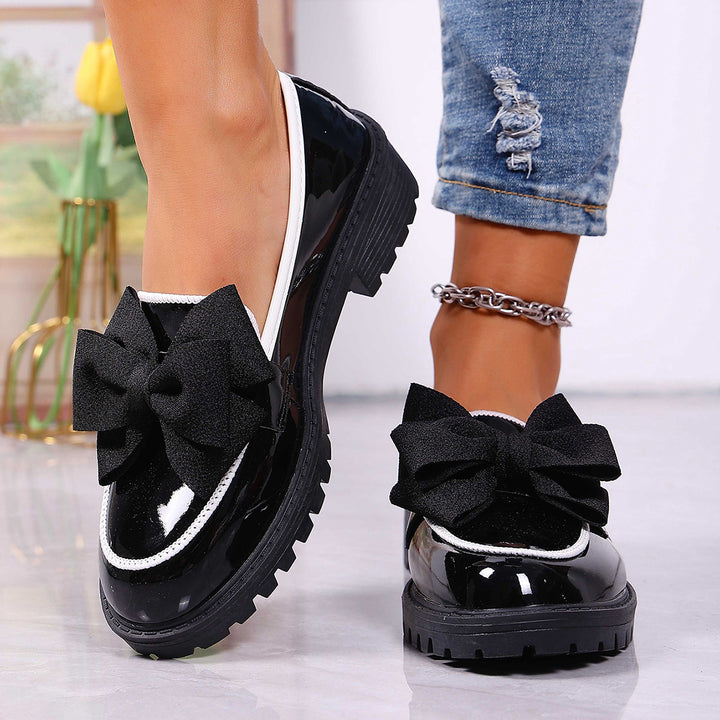 Damen Plateau-Loafer aus Lackimitat mit profilierter Gummisohle und Zierschleife – Lioré