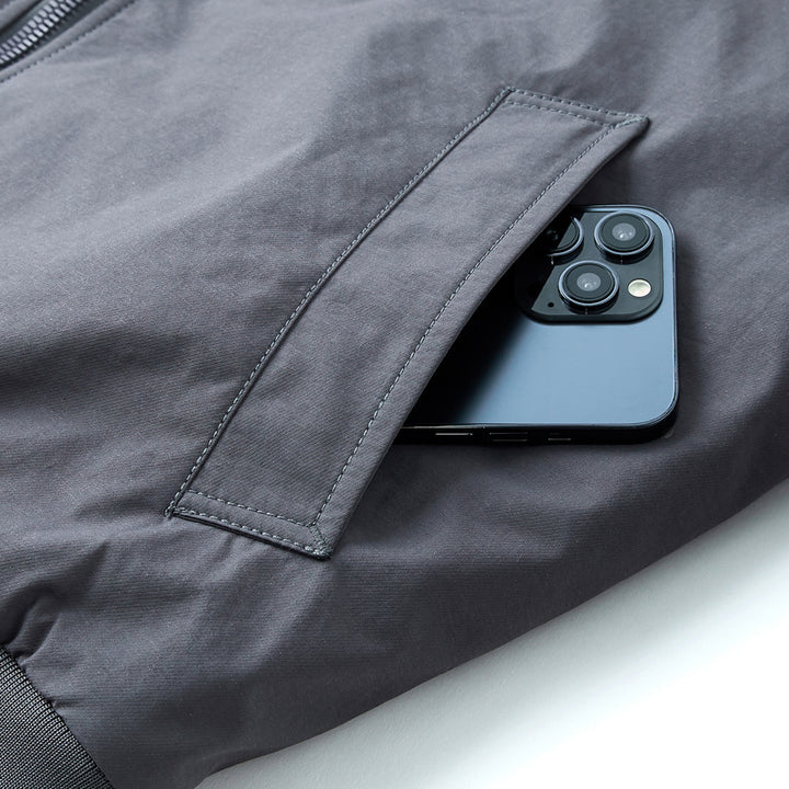 Herren Leichte Pilot‑Bomberjacke im Utility‑Stil mit Ärmeltasche und Patch‑Detail Echoarchiv