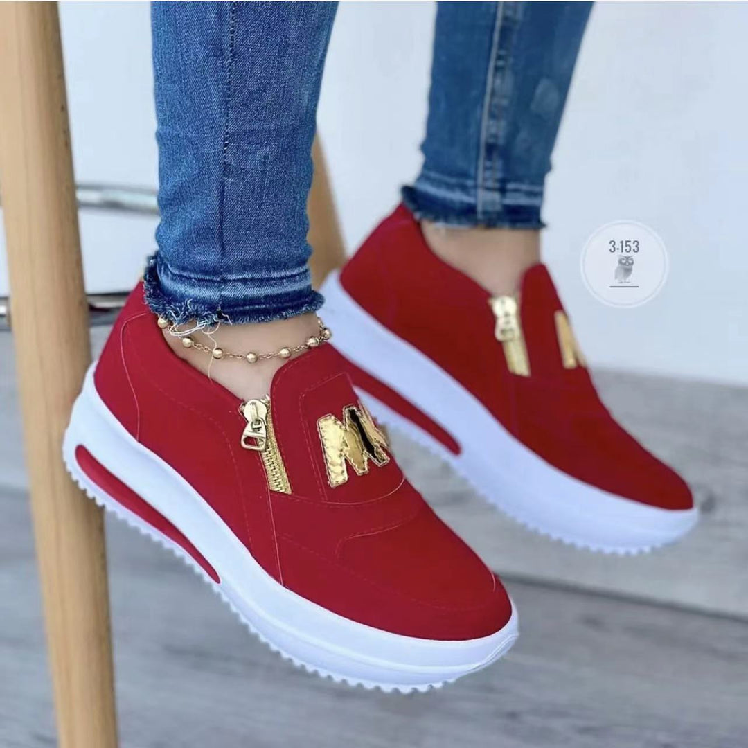 Damen Slip-On Plateau-Sneaker mit dekorativem Metall-Reißverschluss und Logo-Applikation – Névara