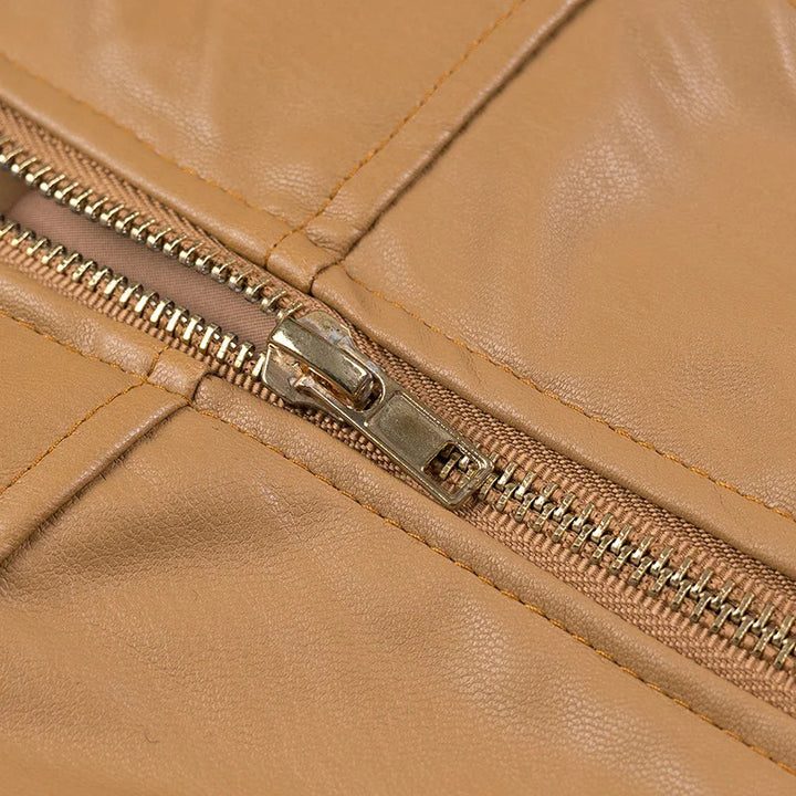 Damen leichte vegane Lederjacke mit Rundhalsausschnitt, tailliertem Schnitt und durchgehendem Reißverschluss – Velloura