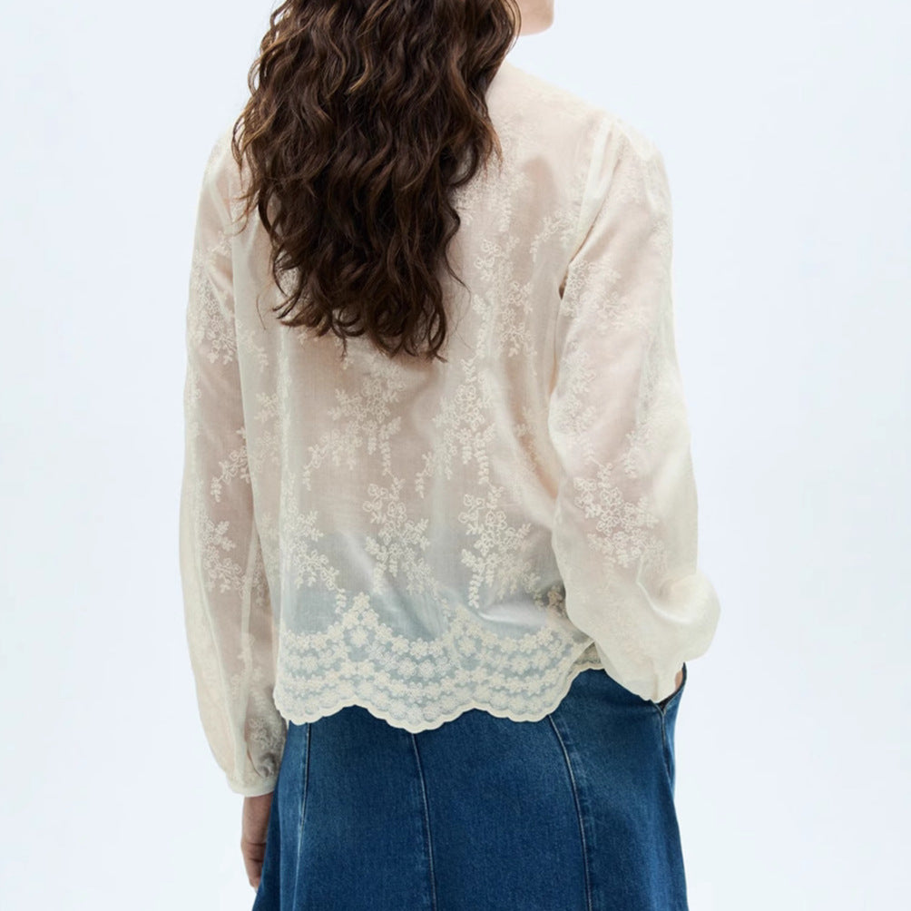 Damen Transparente Stickerei‑Bluse mit Stehkragen, Volumenärmeln und gewelltem Saum – Avérine