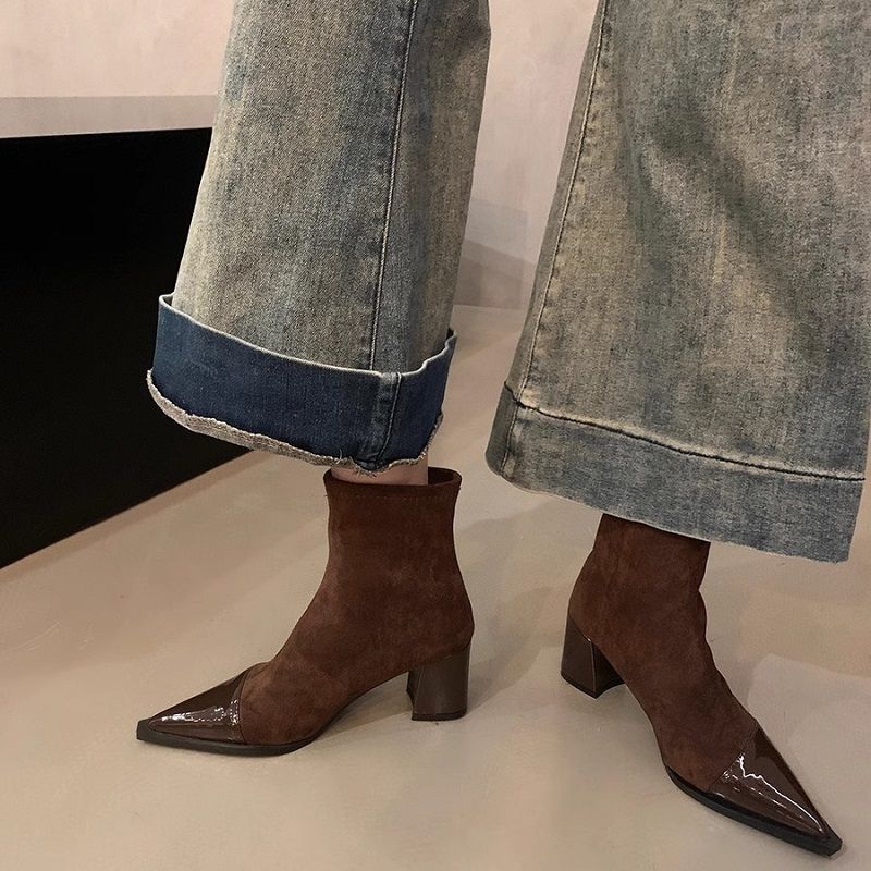 Damen Spitz zulaufende Stiefelette mit Wildlederschaft, patentierter Zehenkappe und sculpted Blockabsatz – Varelle