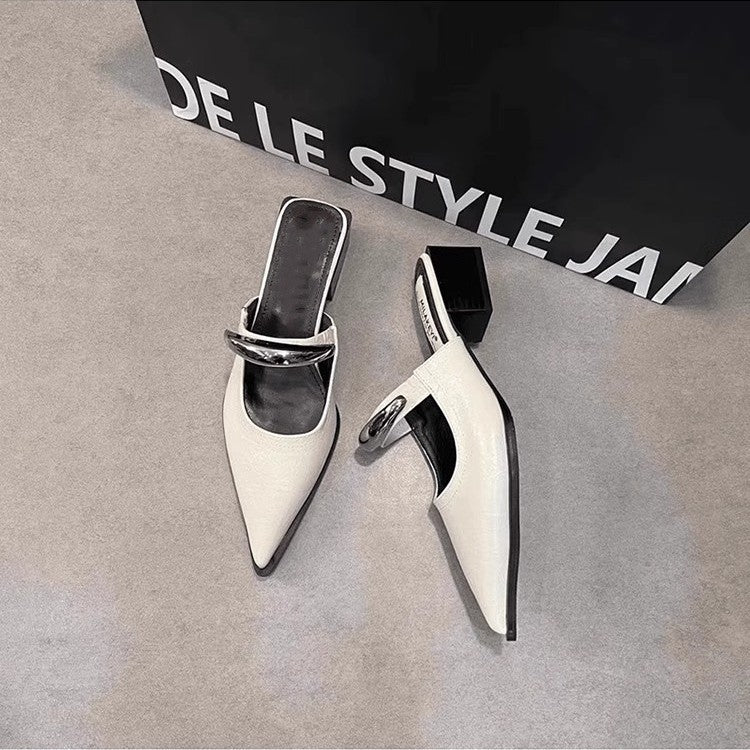 Damen Spitz zulaufende Mule-Pumps mit sculpted Blockabsatz und dekorativer Gliederkette – Lioré