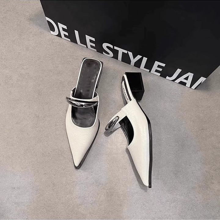 Damen Spitz zulaufende Mule-Pumps mit sculpted Blockabsatz und dekorativer Gliederkette – Lioré