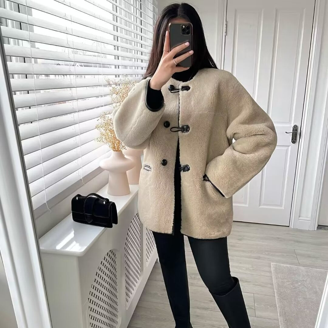 Damen kuschelige Teddyjacke mit Knebelverschlüssen, Rundhals und Kontrastpaspel – Célinea