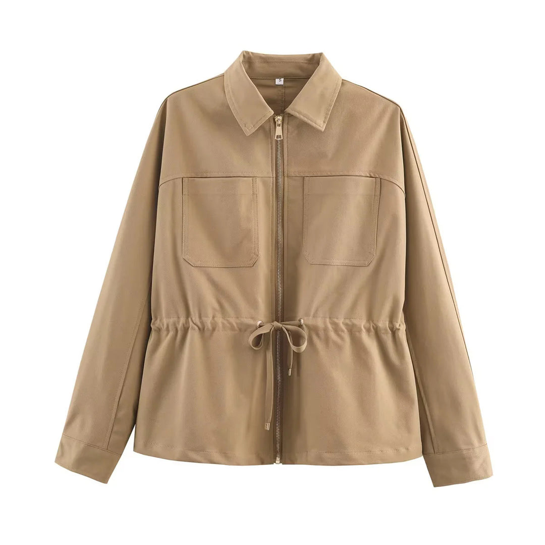 Damen leichte Übergangsjacke mit Reißverschluss, Tunnelzugtaillierung und aufgesetzten Brusttaschen – Célinea