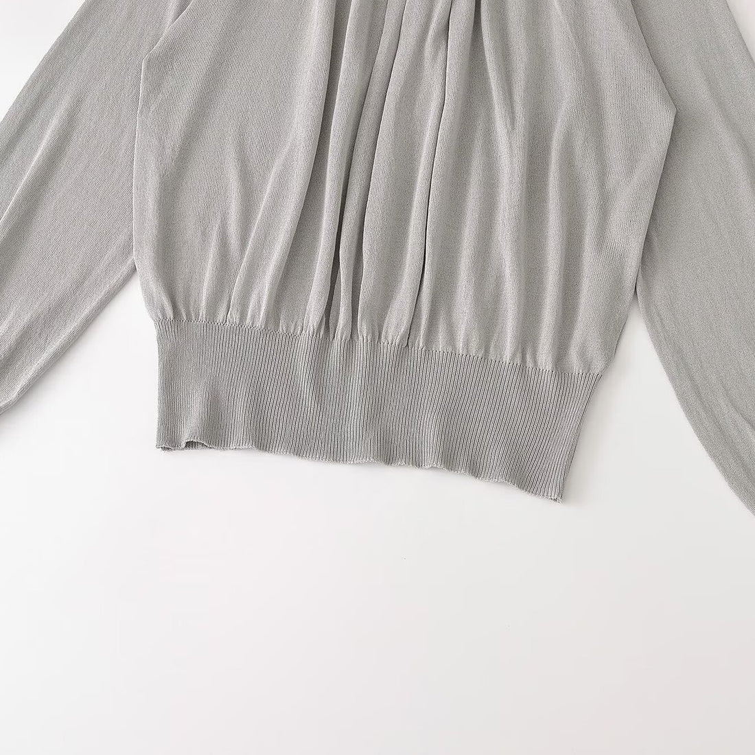 Damen Ballonärmel-Feinstrickpullover mit gerafftem Stehkragen und Knopfdetail Echoarchiv