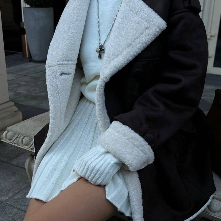 Damen Oversized Fliegerjacke aus Lammfellimitat mit Doppelreihiger Knopfleiste Echoarchiv