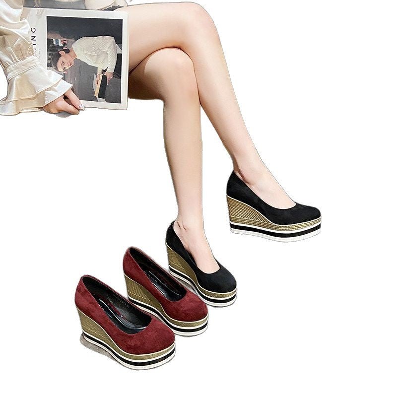 Damen Plateau-Keilpumps mit Bastkeil und Lack-Kroko-Optik Echo Archiv