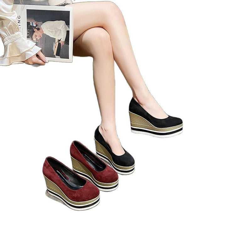Damen Plateau-Keilpumps mit Bastkeil und Lack-Kroko-Optik Echo Archiv