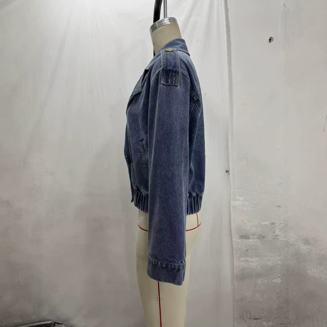 Damen Cropped Jeansjacke im Trench‑Stil mit doppelreihiger Knopfleiste und Schulterklappen Echoarchiv