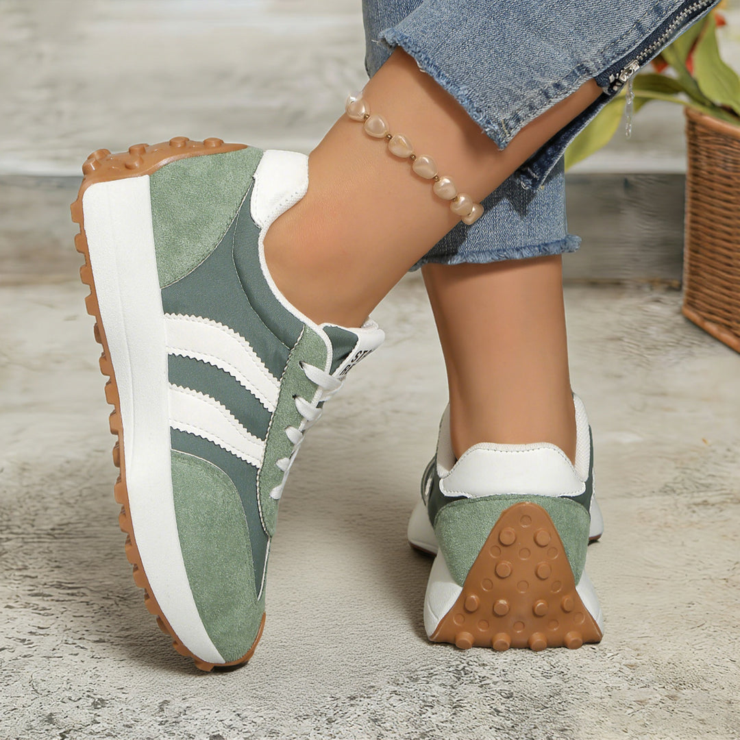 Damen nan retro-inspirierter Sneaker mit Wildleder-Overlays, Nylonoberteil und profilierter Waffelsohle Echo Archiv