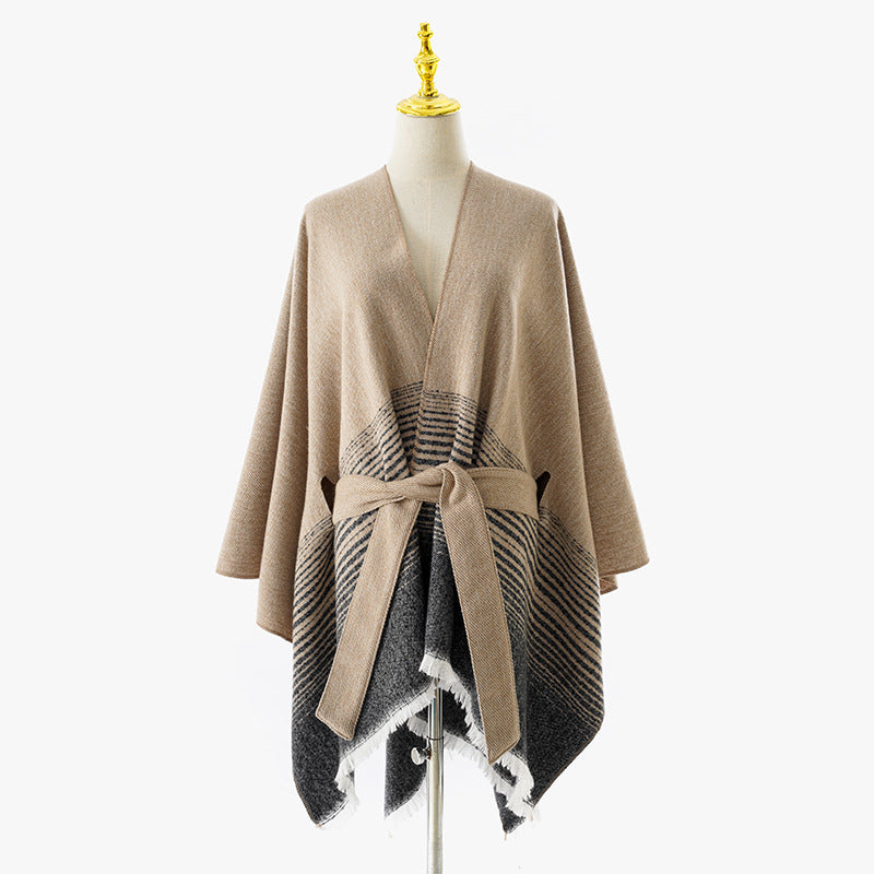 Damen Wickelponcho mit Bindegürtel, V-Ausschnitt und Fransensaum – Avérine