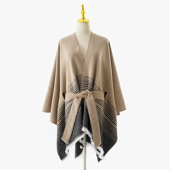 Damen Wickelponcho mit Bindegürtel, V-Ausschnitt und Fransensaum – Avérine