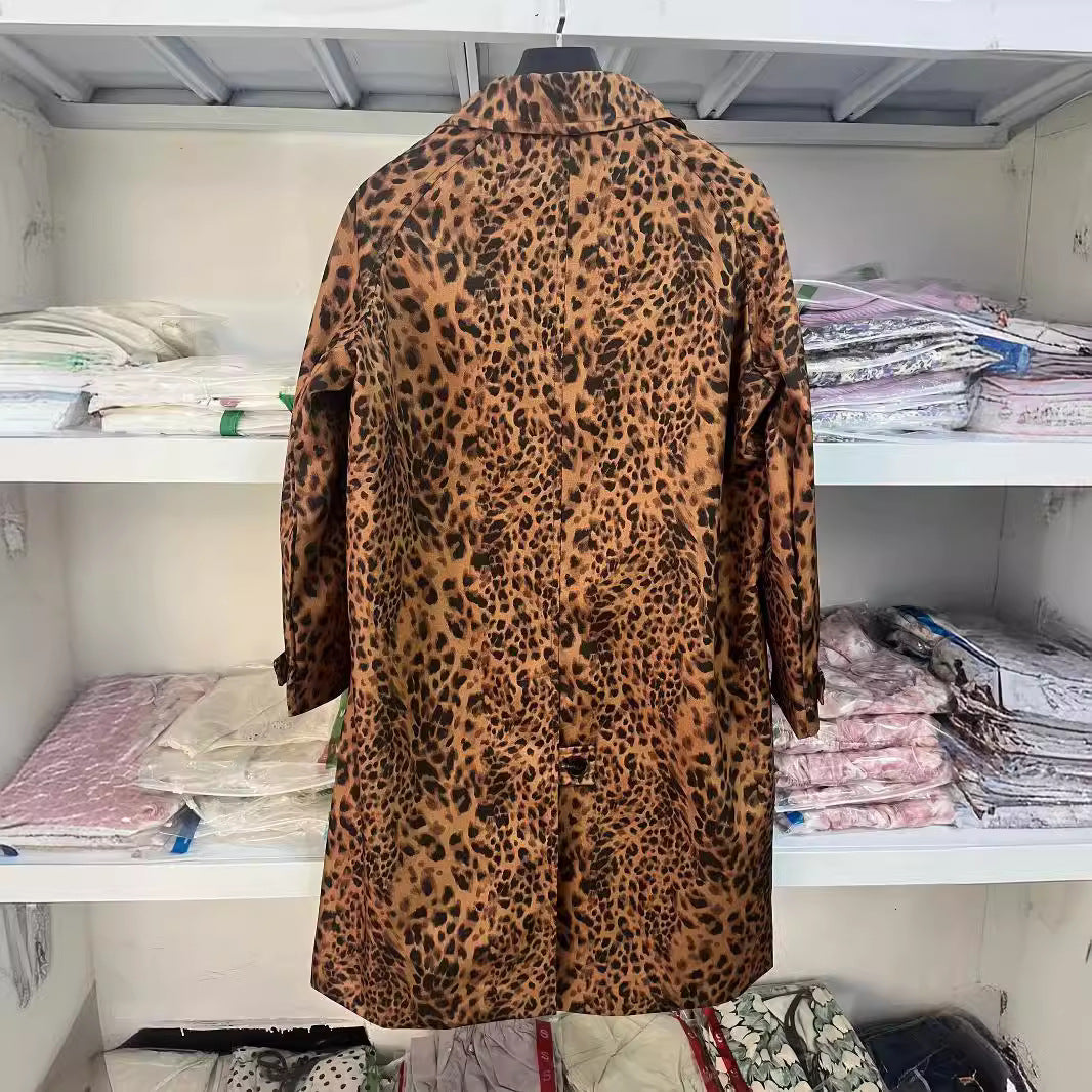 Damen langer Satin-Mantel im Leo-Print mit Reverskragen verdeckter Knopfleiste und Eingrifftaschen – Montévia