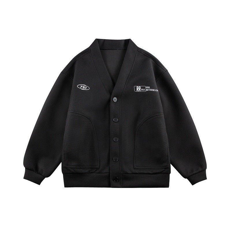 Unisex Boxy-Strickjacke im Waffelstrick mit V-Kragen, durchgehender Knopfleiste und aufgesetzten Rundtaschen Echoarchiv