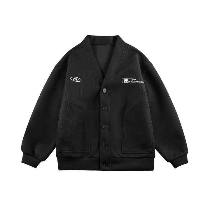 Unisex Boxy-Strickjacke im Waffelstrick mit V-Kragen, durchgehender Knopfleiste und aufgesetzten Rundtaschen Echoarchiv
