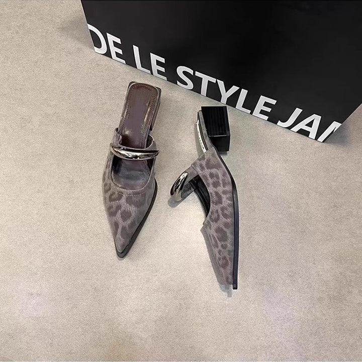 Damen Spitz zulaufende Mule-Pumps mit sculpted Blockabsatz und dekorativer Gliederkette – Lioré