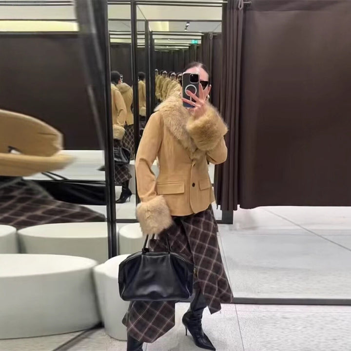 Damen Kurzjacke aus Veloursimitat mit voluminösem Schalkragen und Fellbündchen Echo Archiv