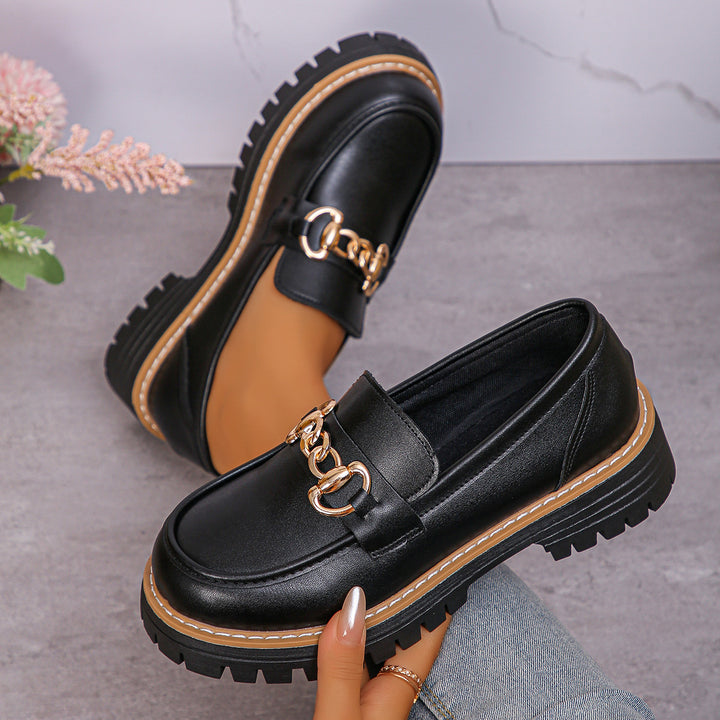 Damen  glänzende Lack-Loafer mit dekorativer Metallspange und profilierter Traktorsohle Echo Archiv
