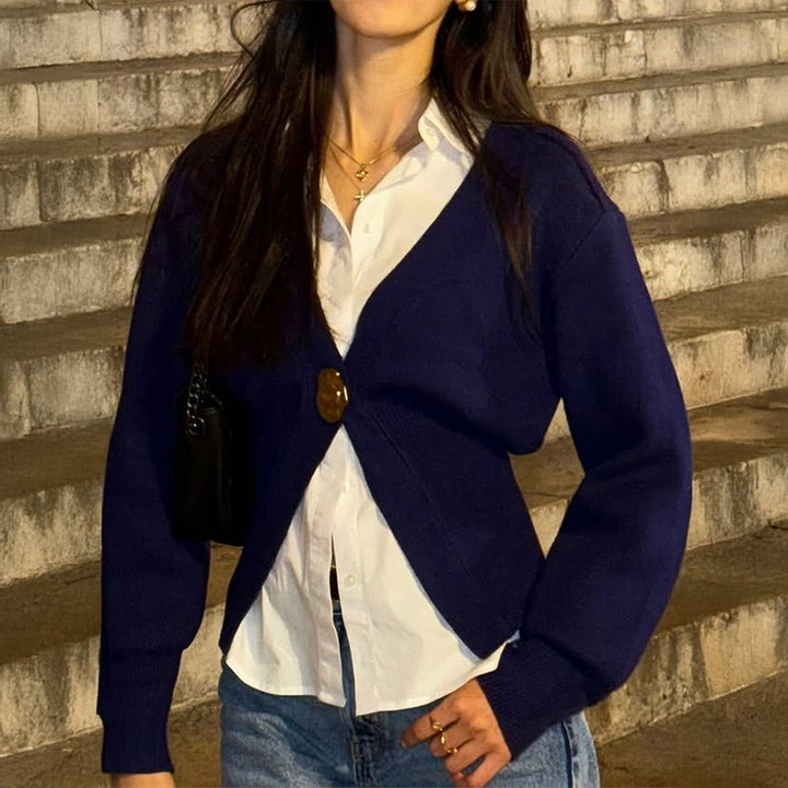 Damen taillierter Kurzcardigan mit tiefem V-Ausschnitt und dekorativem Zierknopf – Veloura