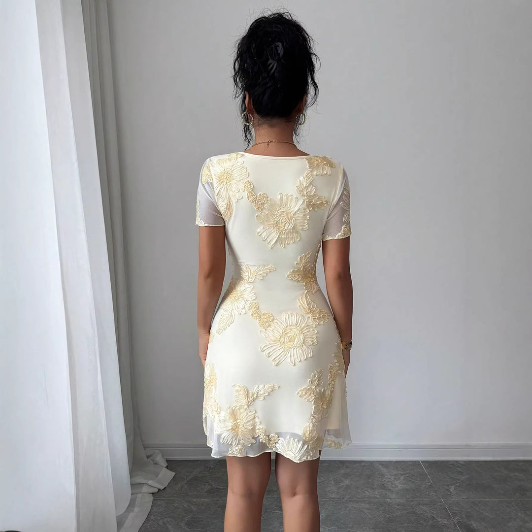 Damen nan figurbetontes Tüll-Minikleid mit dreidimensionaler Blütenstickerei, vorderem Schlitz und kurzen transparenten Ärmeln Echo Archiv