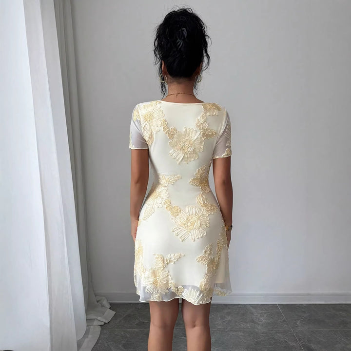 Damen nan figurbetontes Tüll-Minikleid mit dreidimensionaler Blütenstickerei, vorderem Schlitz und kurzen transparenten Ärmeln Echo Archiv