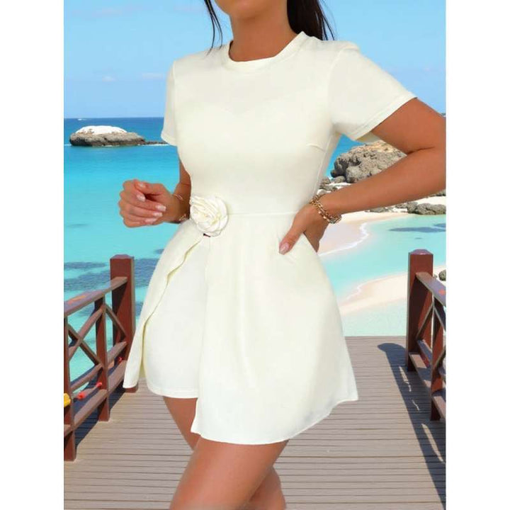 Damen elegantes Strandkleid mit dekorativem Blumenakzent Echo Archiv