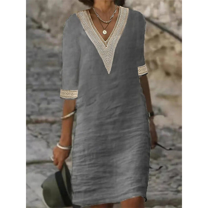 Damen Leichtes Leinen-Midikleid mit V-Ausschnitt und Häkelspitzenbesatz – Élara