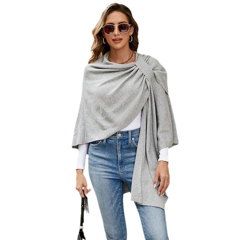 Damen Kapuzenponcho aus Feinstrick mit asymmetrischem Saum – Avérine