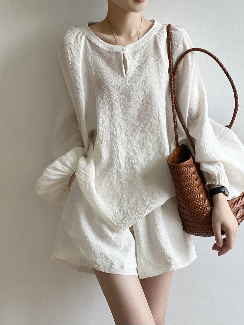 Damen Lockeres Leinen-Set mit Rundhalsausschnitt, Schlitzbluse und weiten Shorts Echoarchiv