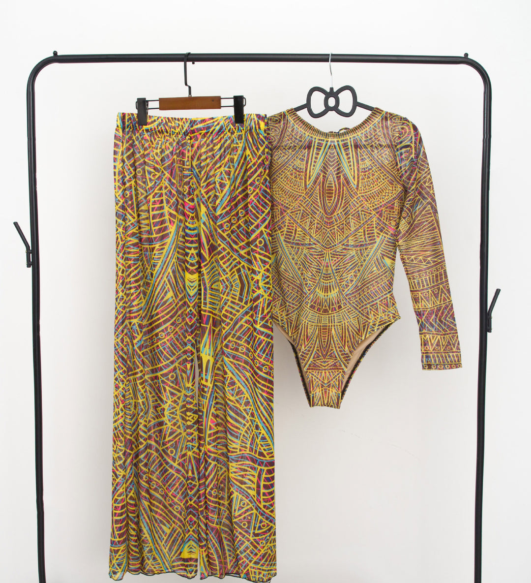 Damen modisches Badeoutfit mit langärmeligen Oberteil und lässigen Pants Echo Archiv