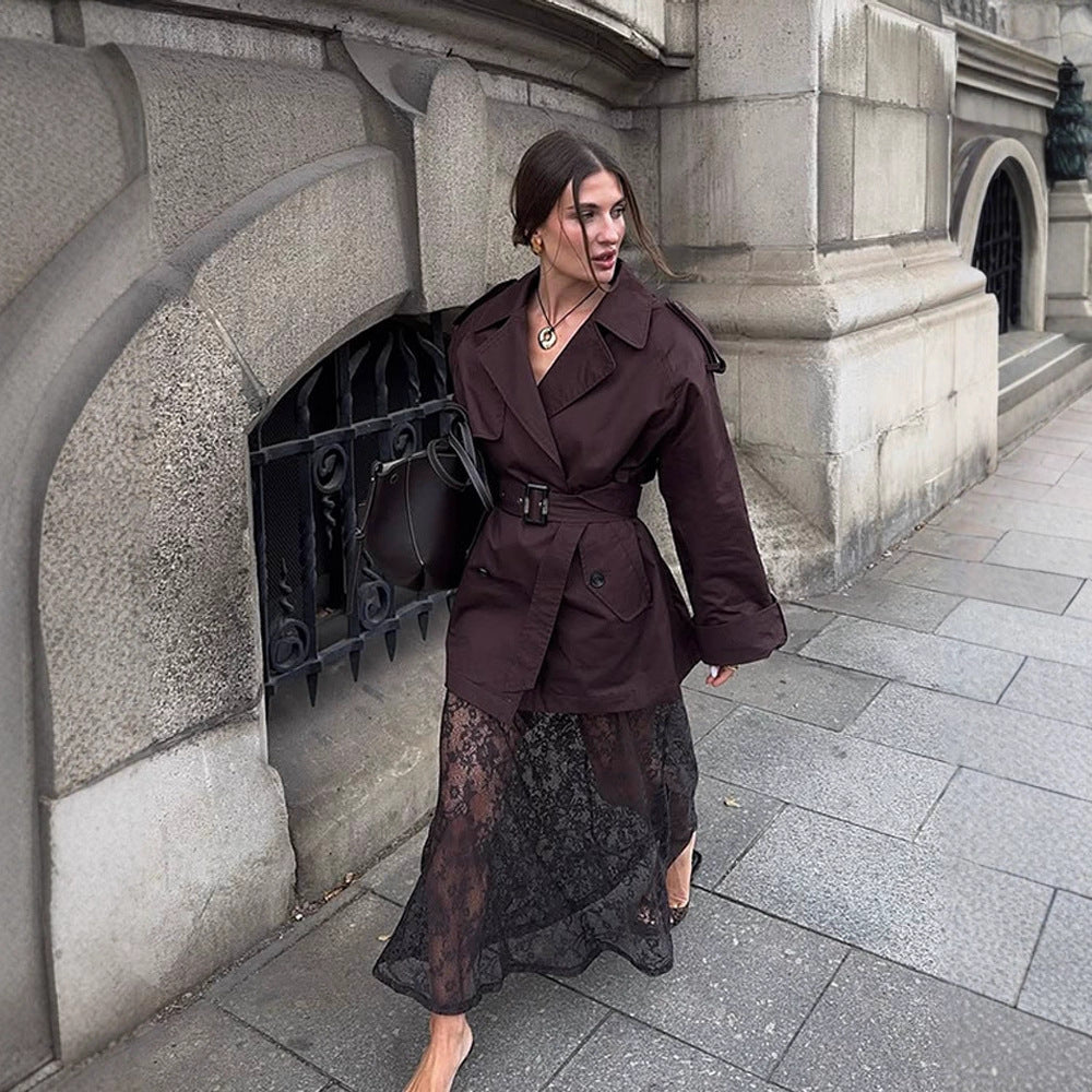 Damen Kurztrench mit Oversize-Schnitt, Taillengürtel und markanten Schulterpatten Echoarchiv